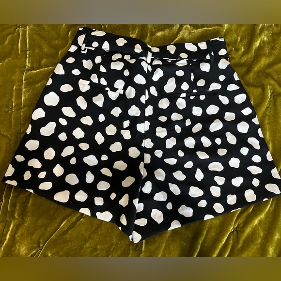 Women’s Ann Taylor Bkack & White Shorts. Size 10 - Picture 2 of 3